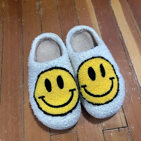 Smiley face slippers - Picture 2 of 3